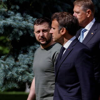 Макрон обсудит с Зеленским обстрелы ВСУ Запорожской АЭС Вводная картинка