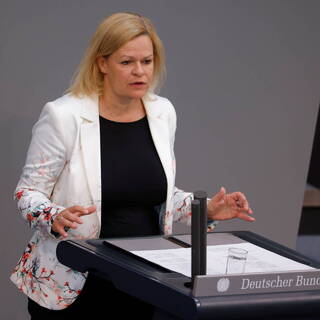 Глава МВД Германии заявила о возможных атаках на газовые терминалы из-за кризиса Вводная картинка