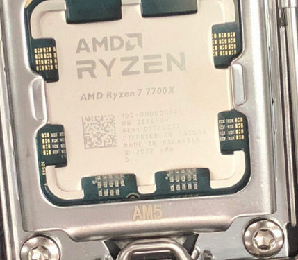Это Ryzen 7 7700X. Предпродажный экземпляр впервые засветился на фотографии
