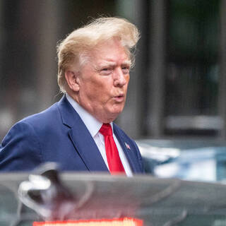 Трамп заявил об оставивших оружие на миллиарды долларов в Афганистане США Вводная картинка