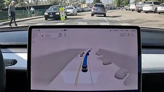 Автопилот Tesla уличили в нарушении ПДД