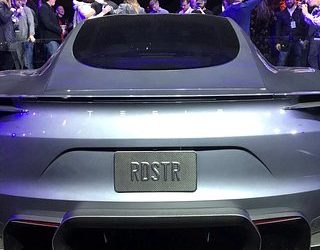 Выход самого быстрого автомобиля Tesla снова задержали